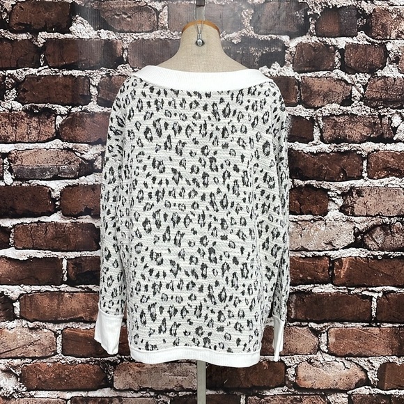 Vince Camuto Sweater Women’s X Large Grey White Leopard Print V-Neck Metallic - Picture 10 of 13